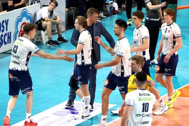 DEU, DVV, 1.VBL, BR Volleys vs. Lueneburg, 27.04.2025, Max-Schmeling-Halle, Berlin, DEU, DVV, 1.VBL, BR Volleys vs. Lueneburg, im Bild Trainer Stefan Huebner (Lueneburg),Lueneburger-Spielerkreis