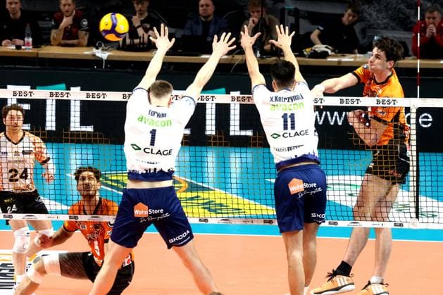 Sport Bilder des Tages DEU, DVV, 1.VBL, BR Volleys vs. Lueneburg, 27.04.2025, Max-Schmeling-Halle, Berlin, DEU, DVV, 1.VBL, BR Volleys vs. Lueneburg, im Bild Moritz Reichert (BR Volleys 15), Nehemiah Mote (BR Volleys 5), Simon Torwie (Lueneburg 1), Xander Ketrzynski (Lueneburg 11)