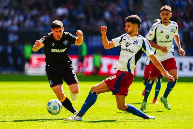 Robin Heusser (Karlsruher SC, 05), Daniel Elfadli (Hamburger SV, 08) GER, Hamburger SV vs. Karlsruher SC, Fussball, 2. Bundesliga, Spieltag 31, Saison 2024 2025, 27.04.2025 DFL REGULATIONS PROHIBIT ANY USE OF PHOTOGRAPHS AS IMAGE SEQUENCES AND OR QUASI-VIDEO GER, Hamburger SV vs. Karlsruher SC, Fussball, 2. Bundesliga, Spieltag 31, Saison 2024 2025, 27.04.2025 Hamburg