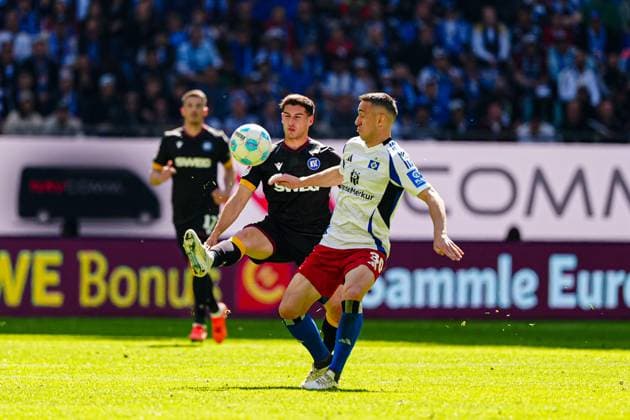 Robin Heusser (Karlsruher SC, 05), Silvan Hefti (Hamburger SV, 30) GER, Hamburger SV vs. Karlsruher SC, Fussball, 2. Bundesliga, Spieltag 31, Saison 2024 2025, 27.04.2025 DFL REGULATIONS PROHIBIT ANY USE OF PHOTOGRAPHS AS IMAGE SEQUENCES AND OR QUASI-VIDEO GER, Hamburger SV vs. Karlsruher SC, Fussball, 2. Bundesliga, Spieltag 31, Saison 2024 2025, 27.04.2025 Hamburg