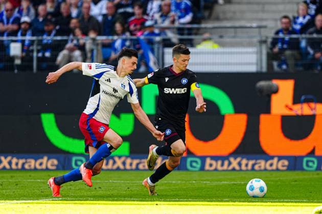 Dennis Hadzikadunic (Hamburger SV, 05), Marvin Wanitzek (Karlsruher SC, 10) GER, Hamburger SV vs. Karlsruher SC, Fussball, 2. Bundesliga, Spieltag 31, Saison 2024 2025, 27.04.2025 DFL REGULATIONS PROHIBIT ANY USE OF PHOTOGRAPHS AS IMAGE SEQUENCES AND OR QUASI-VIDEO GER, Hamburger SV vs. Karlsruher SC, Fussball, 2. Bundesliga, Spieltag 31, Saison 2024 2025, 27.04.2025 Hamburg