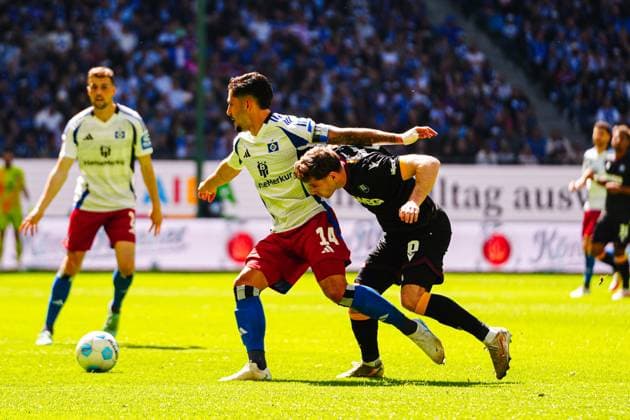 Ludovit Reis (Hamburger SV, 14), Leon Jensen (Karlsruher SC, 06) GER, Hamburger SV vs. Karlsruher SC, Fussball, 2. Bundesliga, Spieltag 31, Saison 2024 2025, 27.04.2025 DFL REGULATIONS PROHIBIT ANY USE OF PHOTOGRAPHS AS IMAGE SEQUENCES AND OR QUASI-VIDEO GER, Hamburger SV vs. Karlsruher SC, Fussball, 2. Bundesliga, Spieltag 31, Saison 2024 2025, 27.04.2025 Hamburg