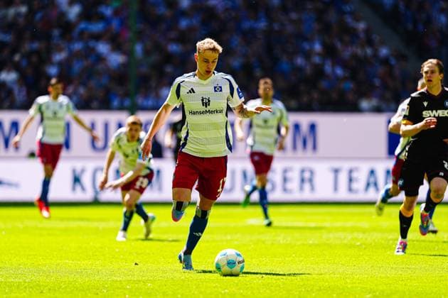 Adam Karabec (Hamburger SV, 17) GER, Hamburger SV vs. Karlsruher SC, Fussball, 2. Bundesliga, Spieltag 31, Saison 2024 2025, 27.04.2025 DFL REGULATIONS PROHIBIT ANY USE OF PHOTOGRAPHS AS IMAGE SEQUENCES AND OR QUASI-VIDEO GER, Hamburger SV vs. Karlsruher SC, Fussball, 2. Bundesliga, Spieltag 31, Saison 2024 2025, 27.04.2025 Hamburg