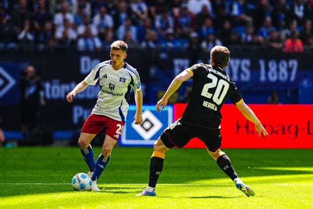 Emir Sahiti (Hamburger SV, 29), David Herold (Karlsruher SC, 20) GER, Hamburger SV vs. Karlsruher SC, Fussball, 2. Bundesliga, Spieltag 31, Saison 2024 2025, 27.04.2025 DFL REGULATIONS PROHIBIT ANY USE OF PHOTOGRAPHS AS IMAGE SEQUENCES AND OR QUASI-VIDEO GER, Hamburger SV vs. Karlsruher SC, Fussball, 2. Bundesliga, Spieltag 31, Saison 2024 2025, 27.04.2025 Hamburg
