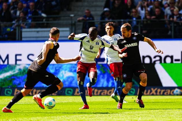 Jean-Luc Dompe (Hamburger SV, 07), Sebastian Jung (Karlsruher SC, 02) GER, Hamburger SV vs. Karlsruher SC, Fussball, 2. Bundesliga, Spieltag 31, Saison 2024 2025, 27.04.2025 DFL REGULATIONS PROHIBIT ANY USE OF PHOTOGRAPHS AS IMAGE SEQUENCES AND OR QUASI-VIDEO GER, Hamburger SV vs. Karlsruher SC, Fussball, 2. Bundesliga, Spieltag 31, Saison 2024 2025, 27.04.2025 Hamburg