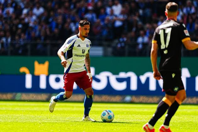 Ludovit Reis (Hamburger SV, 14) GER, Hamburger SV vs. Karlsruher SC, Fussball, 2. Bundesliga, Spieltag 31, Saison 2024 2025, 27.04.2025 DFL REGULATIONS PROHIBIT ANY USE OF PHOTOGRAPHS AS IMAGE SEQUENCES AND OR QUASI-VIDEO GER, Hamburger SV vs. Karlsruher SC, Fussball, 2. Bundesliga, Spieltag 31, Saison 2024 2025, 27.04.2025 Hamburg