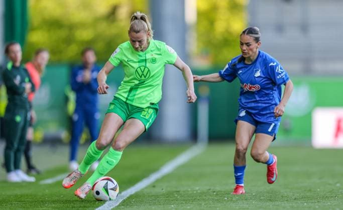 GER, Wolfsburg, Vfl Wolfsburg vs TSG Hoffenheim, Google Pixel Frauen Bundesliga, Fussball, DFB, Spielzeit 2024 2025, AOK-Stadion, 20. Spieltag, im Bild v.l.: Sarai Linder (Vfl Wolfsburg 39), Ereleta Memeti (TSG Hoffenheim 7) DFB DFL REGULATIONS PROHIBIT ANY USE OF PHOTOGRAPHS AS IMAGE SEQUENCES AND OR QUASI-VIDEO, 28.04.2025, Copyright: HMBxMedia HendrikxHamelau