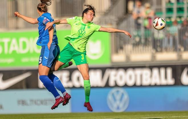 GER, Wolfsburg, Vfl Wolfsburg vs TSG Hoffenheim, Google Pixel Frauen Bundesliga, Fussball, DFB, Spielzeit 2024 2025, AOK-Stadion, 20. Spieltag, im Bild v.l.: Jamilla Rankin (TSG Hoffenheim 5), Caitlin Dijkstra (VfL Wolfsburg 3) DFB DFL REGULATIONS PROHIBIT ANY USE OF PHOTOGRAPHS AS IMAGE SEQUENCES AND OR QUASI-VIDEO, 28.04.2025, Copyright: HMBxMedia HendrikxHamelau