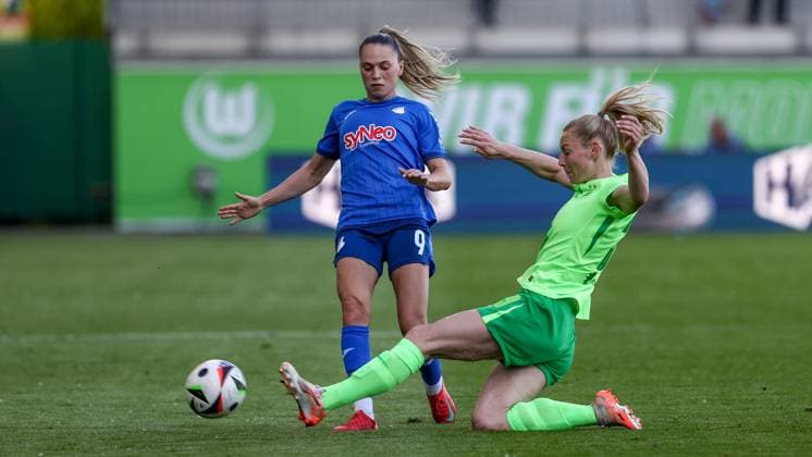 v.li.: Jill Janssens (TSG 1899 Hoffenheim, 9) und Sarai Linder (VfL Wolfsburg, 39) im Zweikampf, Duell, Dynamik, Aktion, Action, Spielszene, DIE DFB-RICHTLINIEN UNTERSAGEN JEGLICHE NUTZUNG VON FOTOS ALS SEQUENZBILDER UND ODER VIDEOÄHNLICHE FOTOSTRECKEN. DFB REGULATIONS PROHIBIT ANY USE OF PHOTOGRAPHS AS IMAGE SEQUENCES AND OR QUASI-VIDEO., 28.04.2025, Wolfsburg (Deutschland), Fussball, Google Pixel Frauen-Bundesliga, VfL Wolfsburg - TSG 1899 Hoffenheim