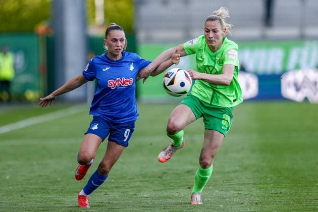 v.li.: Jill Janssens (TSG 1899 Hoffenheim, 9) und Sarai Linder (VfL Wolfsburg, 39) im Zweikampf, Duell, Dynamik, Aktion, Action, Spielszene, DIE DFB-RICHTLINIEN UNTERSAGEN JEGLICHE NUTZUNG VON FOTOS ALS SEQUENZBILDER UND ODER VIDEOÄHNLICHE FOTOSTRECKEN. DFB REGULATIONS PROHIBIT ANY USE OF PHOTOGRAPHS AS IMAGE SEQUENCES AND OR QUASI-VIDEO., 28.04.2025, Wolfsburg (Deutschland), Fussball, Google Pixel Frauen-Bundesliga, VfL Wolfsburg - TSG 1899 Hoffenheim