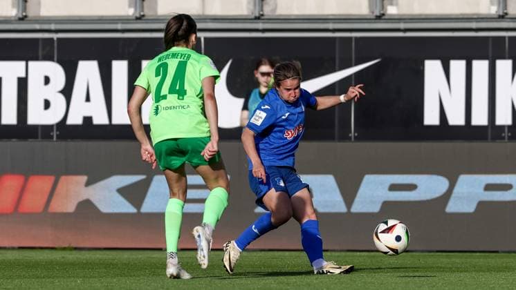 v.li.: Joelle Wedemeyer (VfL Wolfsburg, 24) und Dominika Grabowska (TSG 1899 Hoffenheim, 16) im Zweikampf, Duell, Dynamik, Aktion, Action, Spielszene, DIE DFB-RICHTLINIEN UNTERSAGEN JEGLICHE NUTZUNG VON FOTOS ALS SEQUENZBILDER UND ODER VIDEOÄHNLICHE FOTOSTRECKEN. DFB REGULATIONS PROHIBIT ANY USE OF PHOTOGRAPHS AS IMAGE SEQUENCES AND OR QUASI-VIDEO., 28.04.2025, Wolfsburg (Deutschland), Fussball, Google Pixel Frauen-Bundesliga, VfL Wolfsburg - TSG 1899 Hoffenheim