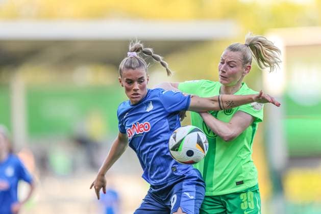 GER, Wolfsburg, Vfl Wolfsburg vs TSG Hoffenheim, Google Pixel Frauen Bundesliga, Fussball, DFB, Spielzeit 2024 2025, AOK-Stadion, 20. Spieltag, im Bild v.l.: Selina Cerci (TSG Hoffenheim 29), Sarai Linder (Vfl Wolfsburg 39) DFB DFL REGULATIONS PROHIBIT ANY USE OF PHOTOGRAPHS AS IMAGE SEQUENCES AND OR QUASI-VIDEO, 28.04.2025, Copyright: HMBxMedia HendrikxHamelau