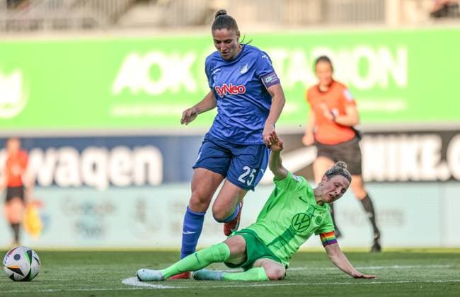 GER, Wolfsburg, Vfl Wolfsburg vs TSG Hoffenheim, Google Pixel Frauen Bundesliga, Fussball, DFB, Spielzeit 2024 2025, AOK-Stadion, 20. Spieltag, im Bild v.l.: Melissa Kössler (TSG Hoffenheim 25), Joelle Wedemeyer (Vfl Wolfsburg 24) im Zweikampf DFB DFL REGULATIONS PROHIBIT ANY USE OF PHOTOGRAPHS AS IMAGE SEQUENCES AND OR QUASI-VIDEO, 28.04.2025, Copyright: HMBxMedia HendrikxHamelau