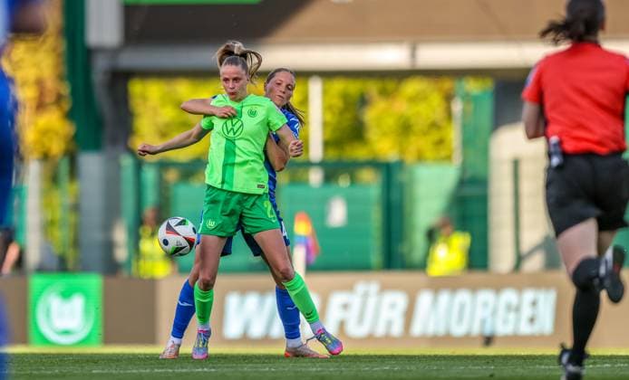 GER, Wolfsburg, Vfl Wolfsburg vs TSG Hoffenheim, Google Pixel Frauen Bundesliga, Fussball, DFB, Spielzeit 2024 2025, AOK-Stadion, 20. Spieltag, im Bild v.l.: Vivien Endemann (Vfl Wolfsburg 25), Lisann Kaut (TSG Hoffenheim 4), harter Zweikampf DFB DFL REGULATIONS PROHIBIT ANY USE OF PHOTOGRAPHS AS IMAGE SEQUENCES AND OR QUASI-VIDEO, 28.04.2025, Copyright: HMBxMedia HendrikxHamelau