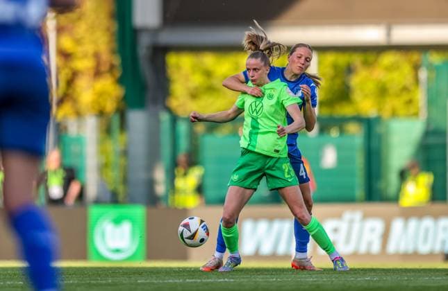 GER, Wolfsburg, Vfl Wolfsburg vs TSG Hoffenheim, Google Pixel Frauen Bundesliga, Fussball, DFB, Spielzeit 2024 2025, AOK-Stadion, 20. Spieltag, im Bild v.l.: Vivien Endemann (Vfl Wolfsburg 25), Lisann Kaut (TSG Hoffenheim 4), harter Zweikampf DFB DFL REGULATIONS PROHIBIT ANY USE OF PHOTOGRAPHS AS IMAGE SEQUENCES AND OR QUASI-VIDEO, 28.04.2025, Copyright: HMBxMedia HendrikxHamelau
