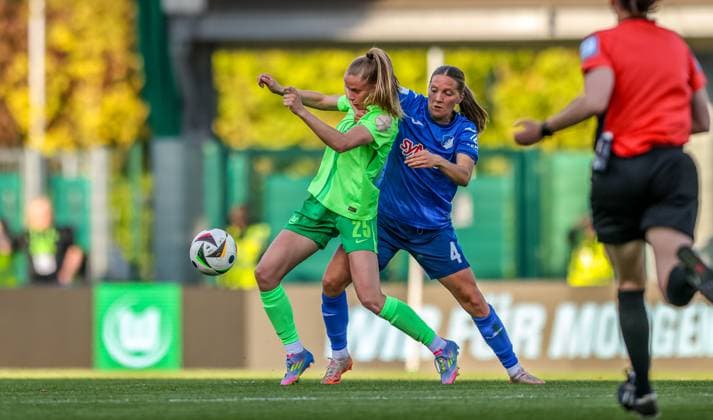 GER, Wolfsburg, Vfl Wolfsburg vs TSG Hoffenheim, Google Pixel Frauen Bundesliga, Fussball, DFB, Spielzeit 2024 2025, AOK-Stadion, 20. Spieltag, im Bild v.l.: Vivien Endemann (Vfl Wolfsburg 25), Lisann Kaut (TSG Hoffenheim 4), harter Zweikampf DFB DFL REGULATIONS PROHIBIT ANY USE OF PHOTOGRAPHS AS IMAGE SEQUENCES AND OR QUASI-VIDEO, 28.04.2025, Copyright: HMBxMedia HendrikxHamelau