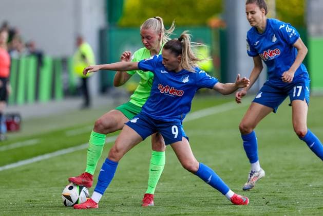 v.li.: Ella Peddemors (VfL Wolfsburg, 5) und Jill Janssens (TSG 1899 Hoffenheim, 9) im Zweikampf, Duell, Dynamik, Aktion, Action, Spielszene, DIE DFB-RICHTLINIEN UNTERSAGEN JEGLICHE NUTZUNG VON FOTOS ALS SEQUENZBILDER UND ODER VIDEOÄHNLICHE FOTOSTRECKEN. DFB REGULATIONS PROHIBIT ANY USE OF PHOTOGRAPHS AS IMAGE SEQUENCES AND OR QUASI-VIDEO., 28.04.2025, Wolfsburg (Deutschland), Fussball, Google Pixel Frauen-Bundesliga, VfL Wolfsburg - TSG 1899 Hoffenheim