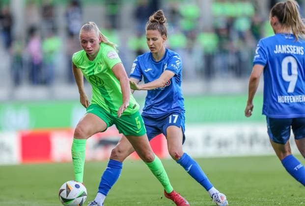 GER, Wolfsburg, Vfl Wolfsburg vs TSG Hoffenheim, Google Pixel Frauen Bundesliga, Fussball, DFB, Spielzeit 2024 2025, AOK-Stadion, 20. Spieltag, im Bild v.l.: Ella Peddemors (VfL Wolfsburg 5), Franziska Harsch (TSG Hoffenheim 17) DFB DFL REGULATIONS PROHIBIT ANY USE OF PHOTOGRAPHS AS IMAGE SEQUENCES AND OR QUASI-VIDEO, 28.04.2025, Copyright: HMBxMedia HendrikxHamelau