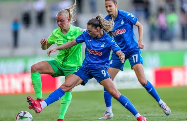 GER, Wolfsburg, Vfl Wolfsburg vs TSG Hoffenheim, Google Pixel Frauen Bundesliga, Fussball, DFB, Spielzeit 2024 2025, AOK-Stadion, 20. Spieltag, im Bild v.l.: Ella Peddemors (VfL Wolfsburg 5), Franziska Harsch (TSG Hoffenheim 17) DFB DFL REGULATIONS PROHIBIT ANY USE OF PHOTOGRAPHS AS IMAGE SEQUENCES AND OR QUASI-VIDEO, 28.04.2025, Copyright: HMBxMedia HendrikxHamelau