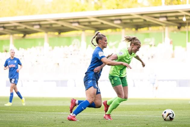 Selina Cerci (TSG Hoffenheim, 29) im Zweikampf mit Janina Minge (VfL Wolfsburg, 06), GER, VfL Wolfsburg vs TSG 1899 Hoffenheim, Fussball Google Pixel Frauen Bundesliga, 20. Spieltag, Saison 2024 2025, 28.04.2025 DFB regulations prohibit any use of photographs as image sequences and or quasi-video GER, VfL Wolfsburg vs TSG 1899 Hoffenheim, Fussball Google Pixel Frauen Bundesliga, 20. Spieltag, Saison 2024 2025, 28.04.2025 Wolfsburg Copyright: xEibner-Pressefoto Memmlerx EP_MMR