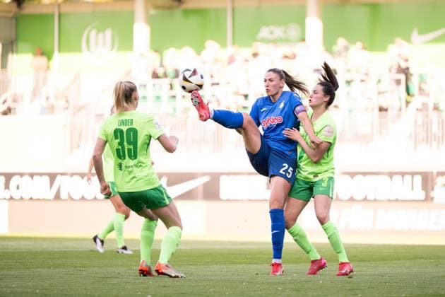 Melissa Koessler (TSG Hoffenheim, 25) im Zweikampf mit Caitlin Dijkstra (VfL Wolfsburg, 03), Sarai Linder (VfL Wolfsburg, 39), GER, VfL Wolfsburg vs TSG 1899 Hoffenheim, Fussball Google Pixel Frauen Bundesliga, 20. Spieltag, Saison 2024 2025, 28.04.2025 DFB regulations prohibit any use of photographs as image sequences and or quasi-video GER, VfL Wolfsburg vs TSG 1899 Hoffenheim, Fussball Google Pixel Frauen Bundesliga, 20. Spieltag, Saison 2024 2025, 28.04.2025 Wolfsburg Copyright: xEibner-Pressefoto Memmlerx EP_MMR