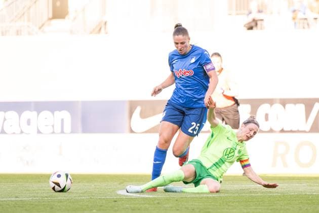 Melissa Koessler (TSG Hoffenheim, 25) im Zweikampf mit Svenja Huth (VfL Wolfsburg, 10), GER, VfL Wolfsburg vs TSG 1899 Hoffenheim, Fussball Google Pixel Frauen Bundesliga, 20. Spieltag, Saison 2024 2025, 28.04.2025 DFB regulations prohibit any use of photographs as image sequences and or quasi-video GER, VfL Wolfsburg vs TSG 1899 Hoffenheim, Fussball Google Pixel Frauen Bundesliga, 20. Spieltag, Saison 2024 2025, 28.04.2025 Wolfsburg Copyright: xEibner-Pressefoto Memmlerx EP_MMR