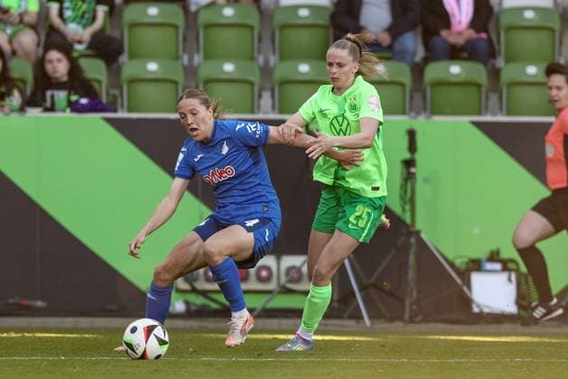 v.li.: Lisann Kaut (TSG 1899 Hoffenheim, 4) und Vivien Endemann (VfL Wolfsburg, 25) im Zweikampf, Duell, Dynamik, Aktion, Action, Spielszene, DIE DFB-RICHTLINIEN UNTERSAGEN JEGLICHE NUTZUNG VON FOTOS ALS SEQUENZBILDER UND ODER VIDEOÄHNLICHE FOTOSTRECKEN. DFB REGULATIONS PROHIBIT ANY USE OF PHOTOGRAPHS AS IMAGE SEQUENCES AND OR QUASI-VIDEO., 28.04.2025, Wolfsburg (Deutschland), Fussball, Google Pixel Frauen-Bundesliga, VfL Wolfsburg - TSG 1899 Hoffenheim