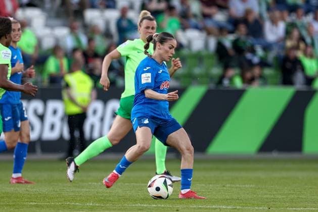 Ereleta Memeti (TSG 1899 Hoffenheim, 7) am Ball, Einzelbild, Ganzkörper, Aktion, Action, Spielszene, DIE DFB-RICHTLINIEN UNTERSAGEN JEGLICHE NUTZUNG VON FOTOS ALS SEQUENZBILDER UND ODER VIDEOÄHNLICHE FOTOSTRECKEN. DFB REGULATIONS PROHIBIT ANY USE OF PHOTOGRAPHS AS IMAGE SEQUENCES AND OR QUASI-VIDEO., 28.04.2025, Wolfsburg (Deutschland), Fussball, Google Pixel Frauen-Bundesliga, VfL Wolfsburg - TSG 1899 Hoffenheim