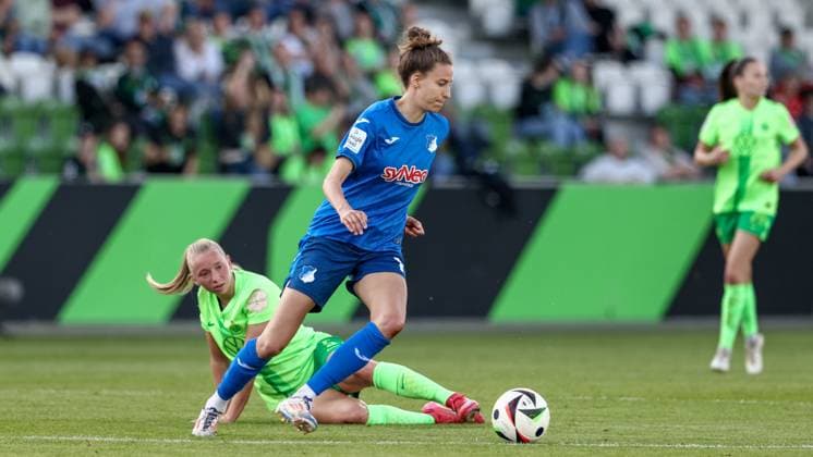 Franziska Harsch (TSG 1899 Hoffenheim, 17) am Ball, Einzelbild, Ganzkörper, Aktion, Action, Spielszene, DIE DFB-RICHTLINIEN UNTERSAGEN JEGLICHE NUTZUNG VON FOTOS ALS SEQUENZBILDER UND ODER VIDEOÄHNLICHE FOTOSTRECKEN. DFB REGULATIONS PROHIBIT ANY USE OF PHOTOGRAPHS AS IMAGE SEQUENCES AND OR QUASI-VIDEO., 28.04.2025, Wolfsburg (Deutschland), Fussball, Google Pixel Frauen-Bundesliga, VfL Wolfsburg - TSG 1899 Hoffenheim
