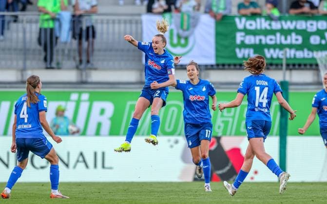 GER, Wolfsburg, Vfl Wolfsburg vs TSG Hoffenheim, Google Pixel Frauen Bundesliga, Fussball, DFB, Spielzeit 2024 2025, AOK-Stadion, 20. Spieltag, im Bild: Vanessa Diehm (TSG Hoffenheim 32) erzielt das Tor zum 1:0 für Hoffenheim gegen Wolfsburg und jubelt mit dem Team DFB DFL REGULATIONS PROHIBIT ANY USE OF PHOTOGRAPHS AS IMAGE SEQUENCES AND OR QUASI-VIDEO, 28.04.2025, Copyright: HMBxMedia HendrikxHamelau