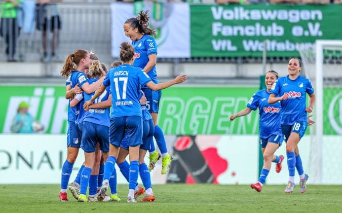 GER, Wolfsburg, Vfl Wolfsburg vs TSG Hoffenheim, Google Pixel Frauen Bundesliga, Fussball, DFB, Spielzeit 2024 2025, AOK-Stadion, 20. Spieltag, im Bild: Vanessa Diehm (TSG Hoffenheim 32) erzielt das Tor zum 1:0 für Hoffenheim gegen Wolfsburg und jubelt mit dem Team DFB DFL REGULATIONS PROHIBIT ANY USE OF PHOTOGRAPHS AS IMAGE SEQUENCES AND OR QUASI-VIDEO, 28.04.2025, Copyright: HMBxMedia HendrikxHamelau