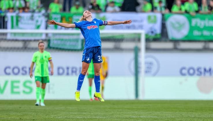 Sport Bilder des Tages GER, Wolfsburg, Vfl Wolfsburg vs TSG Hoffenheim, Google Pixel Frauen Bundesliga, Fussball, DFB, Spielzeit 2024 2025, AOK-Stadion, 20. Spieltag, im Bild: Vanessa Diehm (TSG Hoffenheim 32) erzielt das Tor zum 1:0 für Hoffenheim gegen Wolfsburg und jubelt mit dem Team DFB DFL REGULATIONS PROHIBIT ANY USE OF PHOTOGRAPHS AS IMAGE SEQUENCES AND OR QUASI-VIDEO, 28.04.2025, Copyright: HMBxMedia HendrikxHamelau