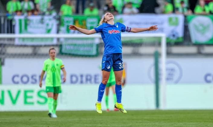 GER, Wolfsburg, Vfl Wolfsburg vs TSG Hoffenheim, Google Pixel Frauen Bundesliga, Fussball, DFB, Spielzeit 2024 2025, AOK-Stadion, 20. Spieltag, im Bild: Vanessa Diehm (TSG Hoffenheim 32) erzielt das Tor zum 1:0 für Hoffenheim gegen Wolfsburg und jubelt mit dem Team DFB DFL REGULATIONS PROHIBIT ANY USE OF PHOTOGRAPHS AS IMAGE SEQUENCES AND OR QUASI-VIDEO, 28.04.2025, Copyright: HMBxMedia HendrikxHamelau