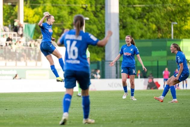 Vanessa Diehm (TSG Hoffenheim, 32), Dominika Grabowska (TSG Hoffenheim, 16), Lisa Doorn (TSG Hoffenheim, 14), Lisann Kaut (TSG Hoffenheim, 04) jubeln ueber das Tor zum 0:1, GER, VfL Wolfsburg vs TSG 1899 Hoffenheim, Fussball Google Pixel Frauen Bundesliga, 20. Spieltag, Saison 2024 2025, 28.04.2025 DFB regulations prohibit any use of photographs as image sequences and or quasi-video GER, VfL Wolfsburg vs TSG 1899 Hoffenheim, Fussball Google Pixel Frauen Bundesliga, 20. Spieltag, Saison 2024 2025, 28.04.2025 Wolfsburg Copyright: xEibner-Pressefoto Memmlerx EP_MMR