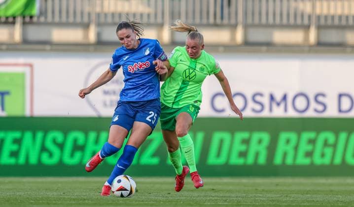 GER, Wolfsburg, Vfl Wolfsburg vs TSG Hoffenheim, Google Pixel Frauen Bundesliga, Fussball, DFB, Spielzeit 2024 2025, AOK-Stadion, 20. Spieltag, im Bild v.l.: Melissa Kössler (TSG Hoffenheim 25), Ella Peddemors (VfL Wolfsburg 5) DFB DFL REGULATIONS PROHIBIT ANY USE OF PHOTOGRAPHS AS IMAGE SEQUENCES AND OR QUASI-VIDEO, 28.04.2025, Copyright: HMBxMedia HendrikxHamelau