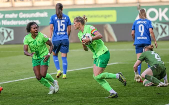 GER, Wolfsburg, Vfl Wolfsburg vs TSG Hoffenheim, Google Pixel Frauen Bundesliga, Fussball, DFB, Spielzeit 2024 2025, AOK-Stadion, 20. Spieltag, im Bild: Alexandra Popp (Vfl Wolfsburg 11) erzielt das Tor zum 1:1 DFB DFL REGULATIONS PROHIBIT ANY USE OF PHOTOGRAPHS AS IMAGE SEQUENCES AND OR QUASI-VIDEO, 28.04.2025, Copyright: HMBxMedia HendrikxHamelau