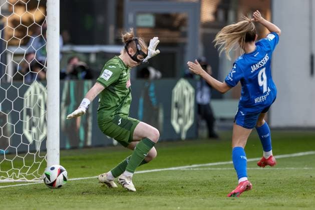 v.li.: Laura Dick (Torhüterin, Torwart, TSG 1899 Hoffenheim, 21) und Lisann Kaut (TSG 1899 Hoffenheim, 4) können das Gegentor, Tor zum 1:1 nicht verhindern, DIE DFB-RICHTLINIEN UNTERSAGEN JEGLICHE NUTZUNG VON FOTOS ALS SEQUENZBILDER UND ODER VIDEOÄHNLICHE FOTOSTRECKEN. DFB REGULATIONS PROHIBIT ANY USE OF PHOTOGRAPHS AS IMAGE SEQUENCES AND OR QUASI-VIDEO., 28.04.2025, Wolfsburg (Deutschland), Fussball, Google Pixel Frauen-Bundesliga, VfL Wolfsburg - TSG 1899 Hoffenheim