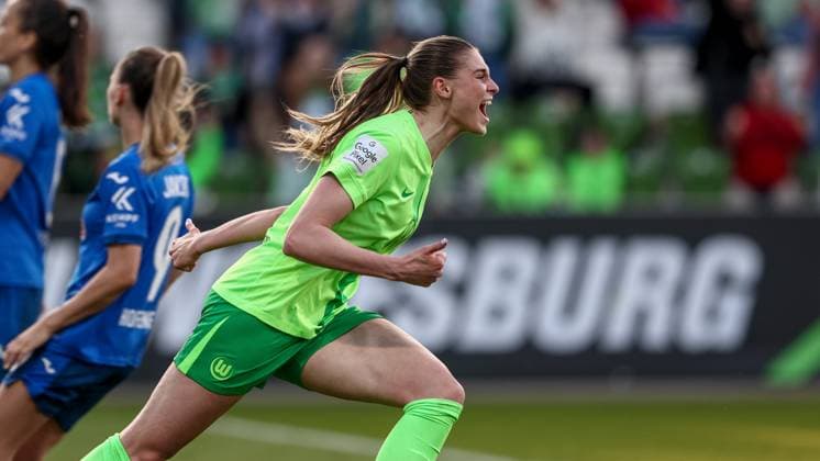 Torschützin Jule Brand (VfL Wolfsburg, 29) mit Torjubel, Jubel, jubeln, jubelt, optimistisch, Spielszene, Highlight, Freude über das Tor zum 2:1, DIE DFB-RICHTLINIEN UNTERSAGEN JEGLICHE NUTZUNG VON FOTOS ALS SEQUENZBILDER UND ODER VIDEOÄHNLICHE FOTOSTRECKEN. DFB REGULATIONS PROHIBIT ANY USE OF PHOTOGRAPHS AS IMAGE SEQUENCES AND OR QUASI-VIDEO., 28.04.2025, Wolfsburg (Deutschland), Fussball, Google Pixel Frauen-Bundesliga, VfL Wolfsburg - TSG 1899 Hoffenheim