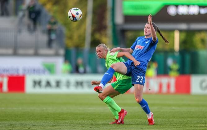 GER, Wolfsburg, Vfl Wolfsburg vs TSG Hoffenheim, Google Pixel Frauen Bundesliga, Fussball, DFB, Spielzeit 2024 2025, AOK-Stadion, 20. Spieltag, im Bild v.l.: Ella Peddemors (VfL Wolfsburg 5), Chiara Hahn (TSG Hoffenheim 23) DFB DFL REGULATIONS PROHIBIT ANY USE OF PHOTOGRAPHS AS IMAGE SEQUENCES AND OR QUASI-VIDEO, 28.04.2025, Copyright: HMBxMedia HendrikxHamelau