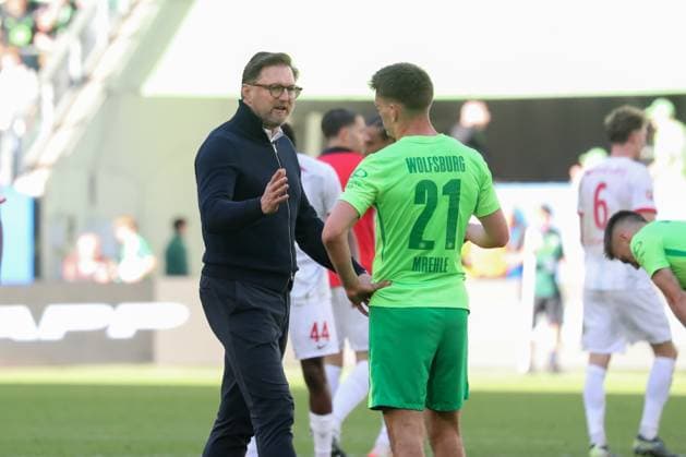 26.04.2025, xgox, Fussball 1.Bundesliga, VfL Wolfsburg - SC Freiburg emspor, v.l. Ralph Hasenhuettl (Hasenhüttl, Wolfsburg, Trainer), Joakim Maehle (Wolfsburg, 21) enttaeuscht, schaut enttaeuscht, niedergeschlagen, disappointed (DFL DFB REGULATIONS PROHIBIT ANY USE OF PHOTOGRAPHS as IMAGE SEQUENCES and or QUASI-VIDEO) Wolfsburg