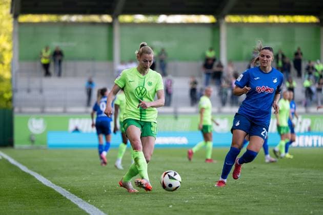 Sarai Linder (VfL Wolfsburg, 39) im Zweikampf mit Melissa Koessler (TSG Hoffenheim, 25), GER, VfL Wolfsburg vs TSG 1899 Hoffenheim, Fussball Google Pixel Frauen Bundesliga, 20. Spieltag, Saison 2024 2025, 28.04.2025 DFB regulations prohibit any use of photographs as image sequences and or quasi-video GER, VfL Wolfsburg vs TSG 1899 Hoffenheim, Fussball Google Pixel Frauen Bundesliga, 20. Spieltag, Saison 2024 2025, 28.04.2025 Wolfsburg Copyright: xEibner-Pressefoto Memmlerx EP_MMR