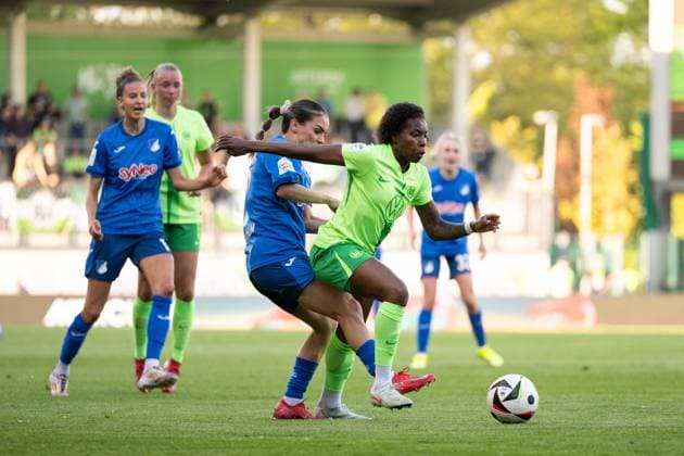 Lineth Beerensteyn (VfL Wolfsburg, 09) im Zweikampf mit Ereleta Memeti (TSG Hoffenheim, 07), GER, VfL Wolfsburg vs TSG 1899 Hoffenheim, Fussball Google Pixel Frauen Bundesliga, 20. Spieltag, Saison 2024 2025, 28.04.2025 DFB regulations prohibit any use of photographs as image sequences and or quasi-video GER, VfL Wolfsburg vs TSG 1899 Hoffenheim, Fussball Google Pixel Frauen Bundesliga, 20. Spieltag, Saison 2024 2025, 28.04.2025 Wolfsburg Copyright: xEibner-Pressefoto Memmlerx EP_MMR