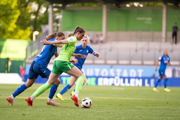 Jule Brand (VfL Wolfsburg, 29) im Zweikampf mit Lisann Kaut (TSG Hoffenheim, 04), GER, VfL Wolfsburg vs TSG 1899 Hoffenheim, Fussball Google Pixel Frauen Bundesliga, 20. Spieltag, Saison 2024 2025, 28.04.2025 DFB regulations prohibit any use of photographs as image sequences and or quasi-video GER, VfL Wolfsburg vs TSG 1899 Hoffenheim, Fussball Google Pixel Frauen Bundesliga, 20. Spieltag, Saison 2024 2025, 28.04.2025 Wolfsburg Copyright: xEibner-Pressefoto Memmlerx EP_MMR