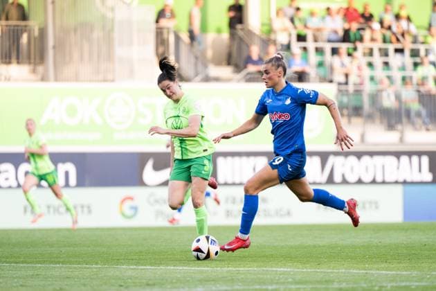 Selina Cerci (TSG Hoffenheim, 29) am Ball, dahinter Caitlin Dijkstra (VfL Wolfsburg, 03), GER, VfL Wolfsburg vs TSG 1899 Hoffenheim, Fussball Google Pixel Frauen Bundesliga, 20. Spieltag, Saison 2024 2025, 28.04.2025 DFB regulations prohibit any use of photographs as image sequences and or quasi-video GER, VfL Wolfsburg vs TSG 1899 Hoffenheim, Fussball Google Pixel Frauen Bundesliga, 20. Spieltag, Saison 2024 2025, 28.04.2025 Wolfsburg Copyright: xEibner-Pressefoto Memmlerx EP_MMR