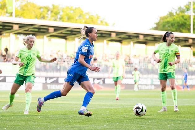 Julia Hickelsberger (TSG Hoffenheim, 18) am Ball, dahinter Justine Kielland (VfL Wolfsburg, 18), Maria Joelle Wedemeyer (VfL Wolfsburg, 24), GER, VfL Wolfsburg vs TSG 1899 Hoffenheim, Fussball Google Pixel Frauen Bundesliga, 20. Spieltag, Saison 2024 2025, 28.04.2025 DFB regulations prohibit any use of photographs as image sequences and or quasi-video GER, VfL Wolfsburg vs TSG 1899 Hoffenheim, Fussball Google Pixel Frauen Bundesliga, 20. Spieltag, Saison 2024 2025, 28.04.2025 Wolfsburg Copyright: xEibner-Pressefoto Memmlerx EP_MMR