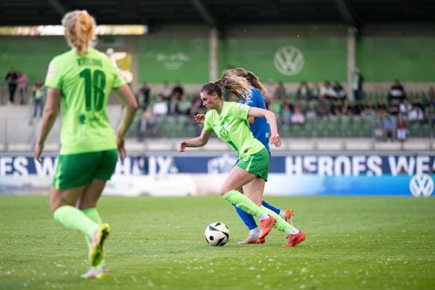 Jule Brand (VfL Wolfsburg, 29) im Zweikampf mit Lisann Kaut (TSG Hoffenheim, 04), davor Justine Kielland (VfL Wolfsburg, 18), GER, VfL Wolfsburg vs TSG 1899 Hoffenheim, Fussball Google Pixel Frauen Bundesliga, 20. Spieltag, Saison 2024 2025, 28.04.2025 DFB regulations prohibit any use of photographs as image sequences and or quasi-video GER, VfL Wolfsburg vs TSG 1899 Hoffenheim, Fussball Google Pixel Frauen Bundesliga, 20. Spieltag, Saison 2024 2025, 28.04.2025 Wolfsburg Copyright: xEibner-Pressefoto Memmlerx EP_MMR