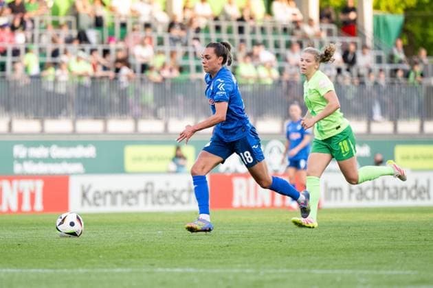 Julia Hickelsberger (TSG Hoffenheim, 18) am Ball, dahinter Justine Kielland (VfL Wolfsburg, 18), GER, VfL Wolfsburg vs TSG 1899 Hoffenheim, Fussball Google Pixel Frauen Bundesliga, 20. Spieltag, Saison 2024 2025, 28.04.2025 DFB regulations prohibit any use of photographs as image sequences and or quasi-video GER, VfL Wolfsburg vs TSG 1899 Hoffenheim, Fussball Google Pixel Frauen Bundesliga, 20. Spieltag, Saison 2024 2025, 28.04.2025 Wolfsburg Copyright: xEibner-Pressefoto Memmlerx EP_MMR