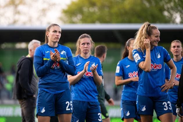 Melissa Koessler (TSG Hoffenheim, 25), Jana Feldkamp (TSG Hoffenheim, 31), Fabienne Dongus (TSG Hoffenheim, 33) sind enttaeuscht ueber die Niederlage, GER, VfL Wolfsburg vs TSG 1899 Hoffenheim, Fussball Google Pixel Frauen Bundesliga, 20. Spieltag, Saison 2024 2025, 28.04.2025 DFB regulations prohibit any use of photographs as image sequences and or quasi-video GER, VfL Wolfsburg vs TSG 1899 Hoffenheim, Fussball Google Pixel Frauen Bundesliga, 20. Spieltag, Saison 2024 2025, 28.04.2025 Wolfsburg Copyright: xEibner-Pressefoto Memmlerx EP_MMR