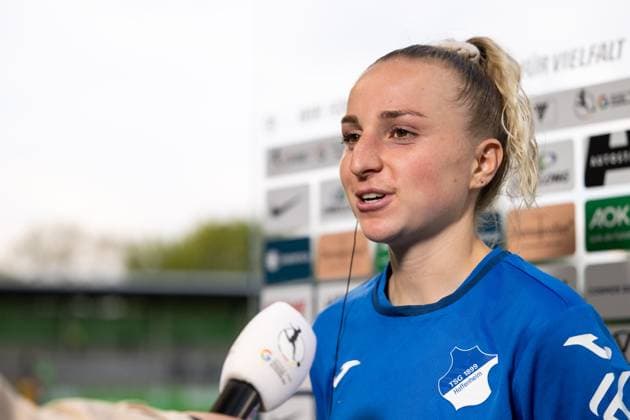 Vanessa Diehm (TSG Hoffenheim, 32) beim Interview, GER, VfL Wolfsburg vs TSG 1899 Hoffenheim, Fussball Google Pixel Frauen Bundesliga, 20. Spieltag, Saison 2024 2025, 28.04.2025 DFB regulations prohibit any use of photographs as image sequences and or quasi-video GER, VfL Wolfsburg vs TSG 1899 Hoffenheim, Fussball Google Pixel Frauen Bundesliga, 20. Spieltag, Saison 2024 2025, 28.04.2025 Wolfsburg Copyright: xEibner-Pressefoto Memmlerx EP_MMR