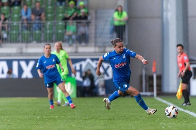 Dominika Grabowska (TSG Hoffenheim, 16) am Ball, GER, VfL Wolfsburg vs TSG 1899 Hoffenheim, Fussball Google Pixel Frauen Bundesliga, 20. Spieltag, Saison 2024 2025, 28.04.2025 DFB regulations prohibit any use of photographs as image sequences and or quasi-video GER, VfL Wolfsburg vs TSG 1899 Hoffenheim, Fussball Google Pixel Frauen Bundesliga, 20. Spieltag, Saison 2024 2025, 28.04.2025 Wolfsburg Copyright: xEibner-Pressefoto Memmlerx EP_MMR